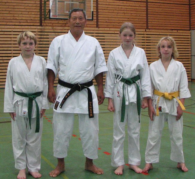 Il maestro Hiroshi Shirai con alcuni giovani karateka (2009…