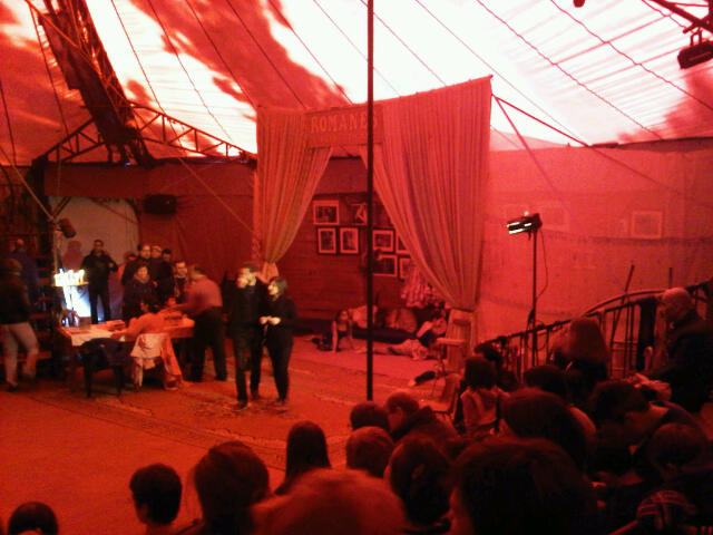 L'interno dello chapiteau del Cirque Tzigane Romanès (foto…