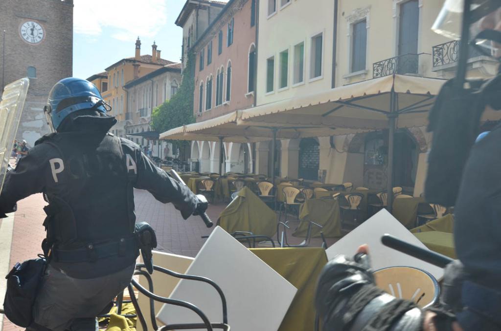 Rovinosa caduta nei tumulti di via Palazzo a Mestre (foto…