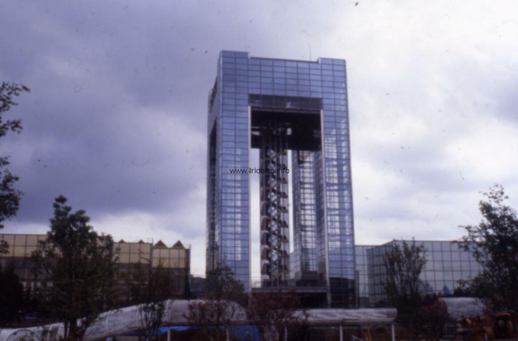 Tsukuba 1985, la Torre Simbolo dell'esposizione (foto L©).,…