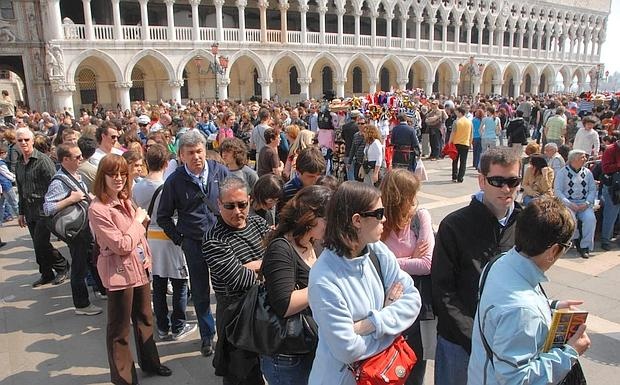 Turisti in coda in piazza San Marco (corrieredelveneto…