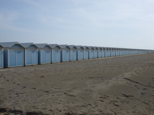 L'estate continua, la spiaggia finisce al Lido di Venezia.