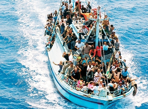 Un barcone di migranti (fonte blogsicilia.it).
