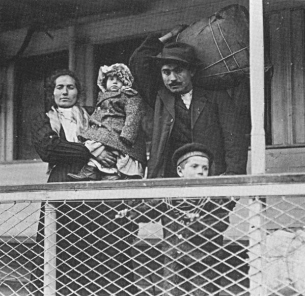 Una famiglia italiana in attesa dello sbarco a Ellis Island…