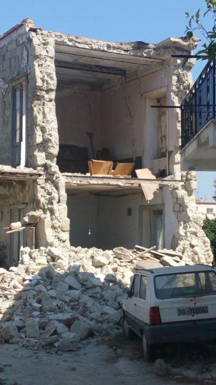Una casa sventrata dal terremoto a Casamicciola (foto Il…