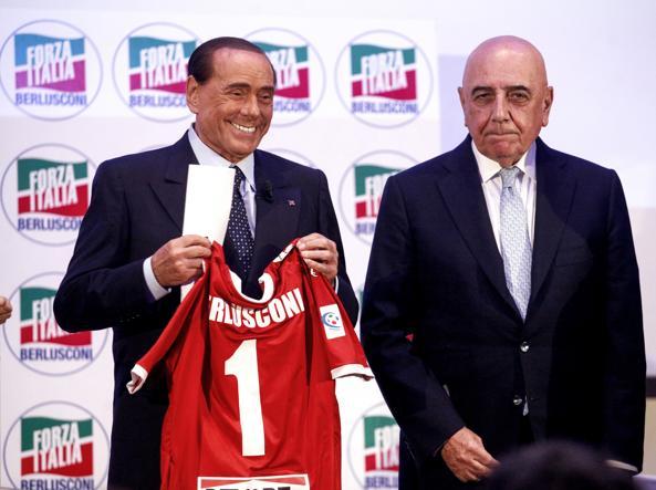 Silvio Berlusconi e Adriano Galliani con la maglia del…