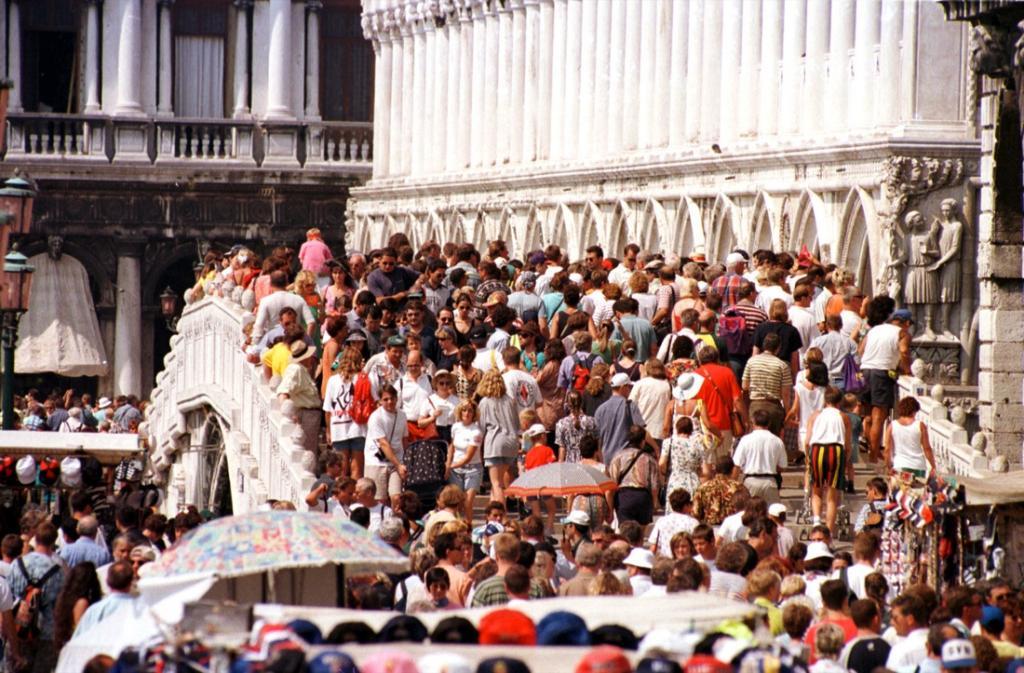 Turisti a Venezia sul Ponte della Paglia (fonte: Panorama…