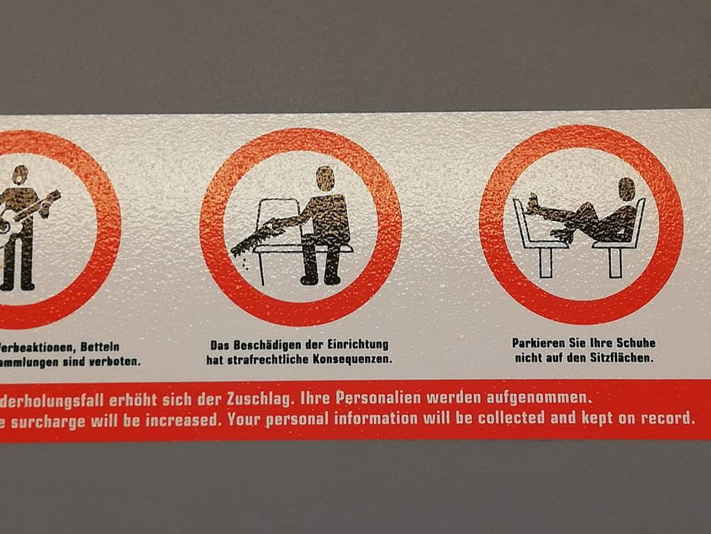 Il curioso divieto affisso all'interno dei tram di Zurigo …