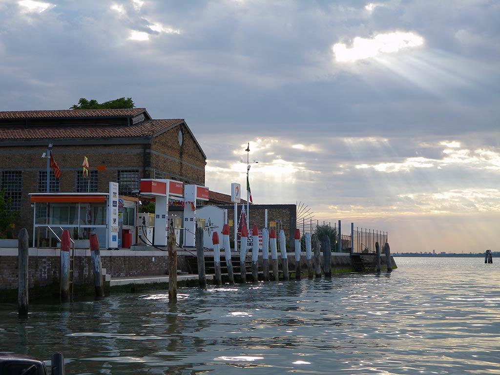 Un distributore di benzina sull'isola veneziana di Murano …