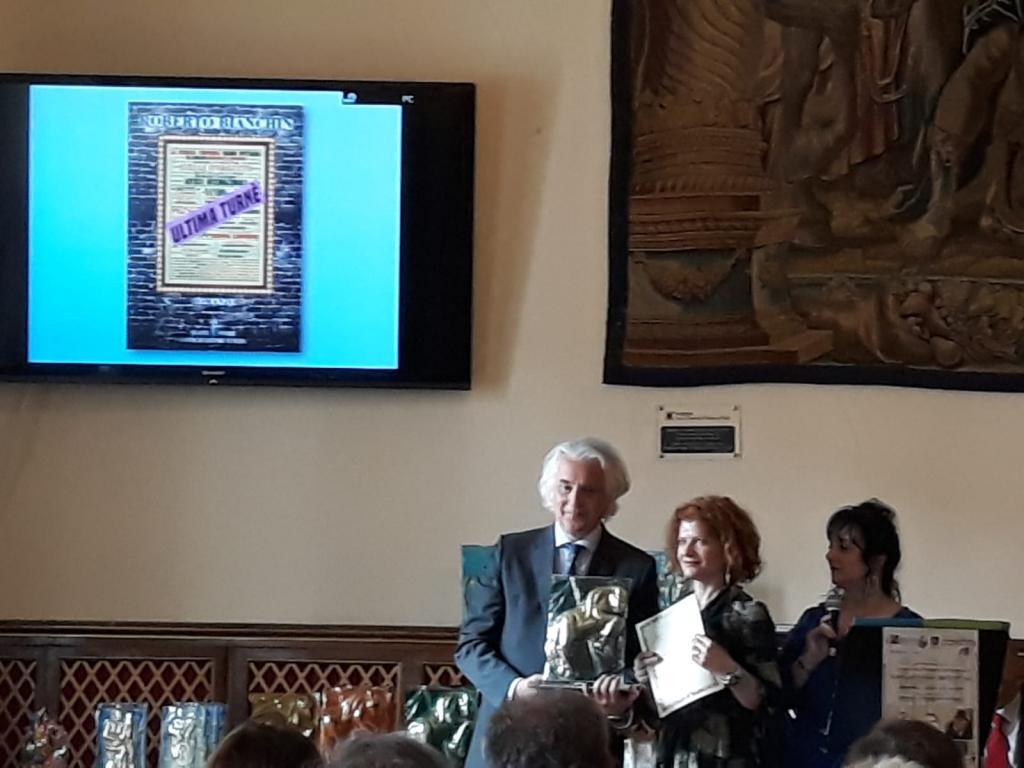 Roberto Bianchin premiato da Angioletta Masiero al Premio…