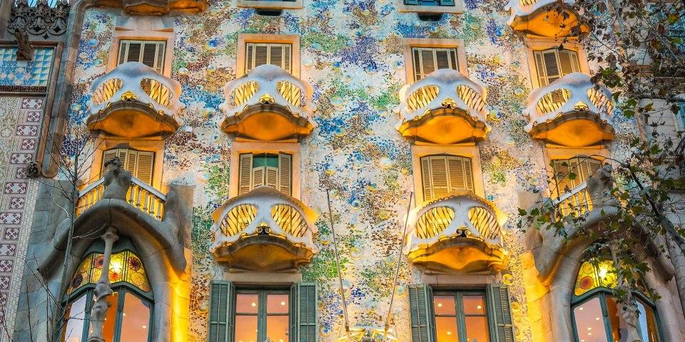 Lo stile di Gaudì a Barcellona (fonte: marcopolo.tv)., Il…