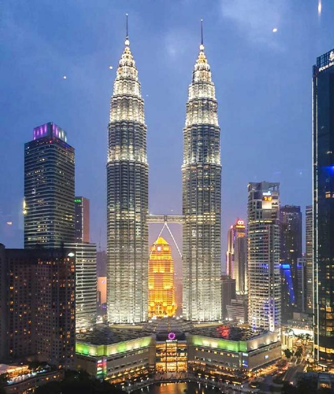 Una veduta di Kuala Lumpur (fonte: viaggisenzaconfini.it).,…