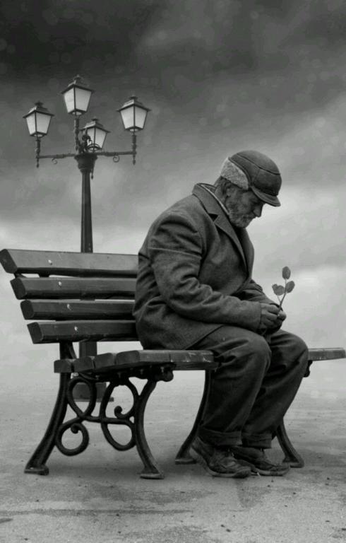 Un anziano su una panchina (fonte: pinterest.at).