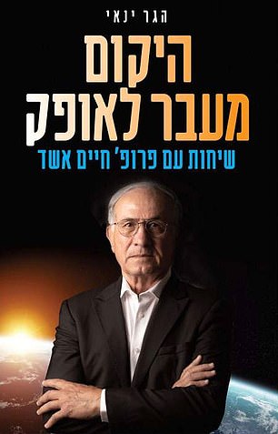 Il professor Haim Eshed sulla copertina del suo libro The Universe Beyond the Horizon (fonte: jpost.com).