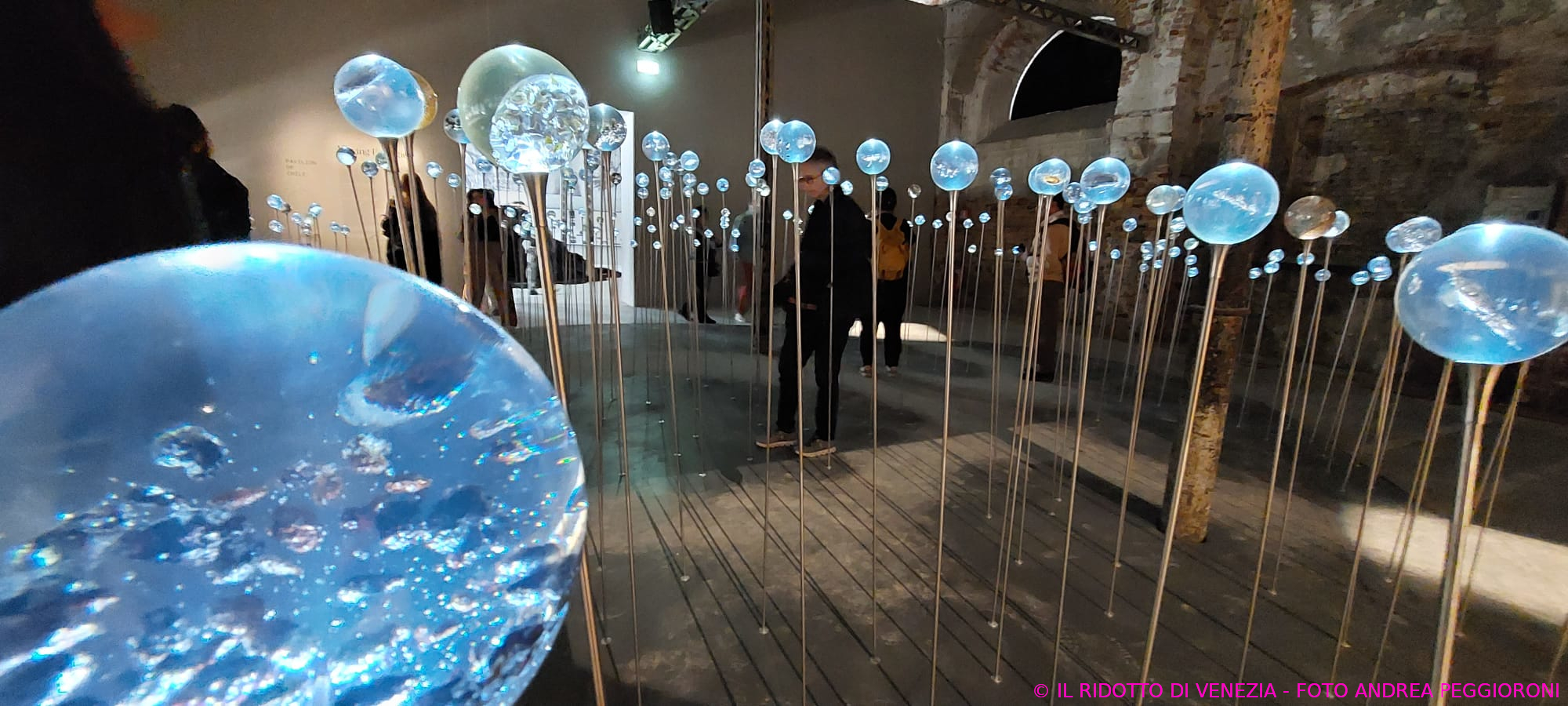 A spasso per la Biennale 2023 (foto Andrea Peggioroni per Il Ridotto di Venezia).