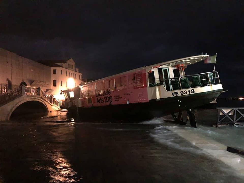 12 novembre 2019, vaporetto in Riva degli Schiavoni.