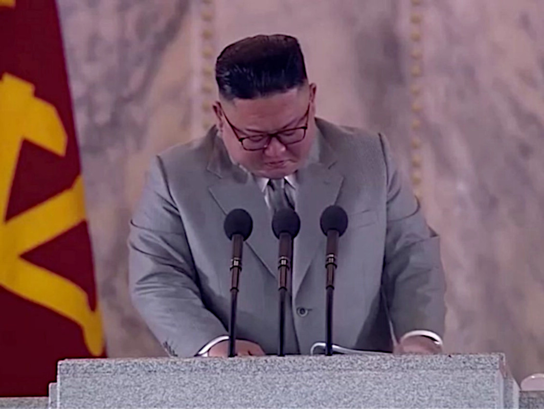 Kim Jong-un piange al 75.esimo anniversario della fondazione del Partito dei Lavoratori coreani.