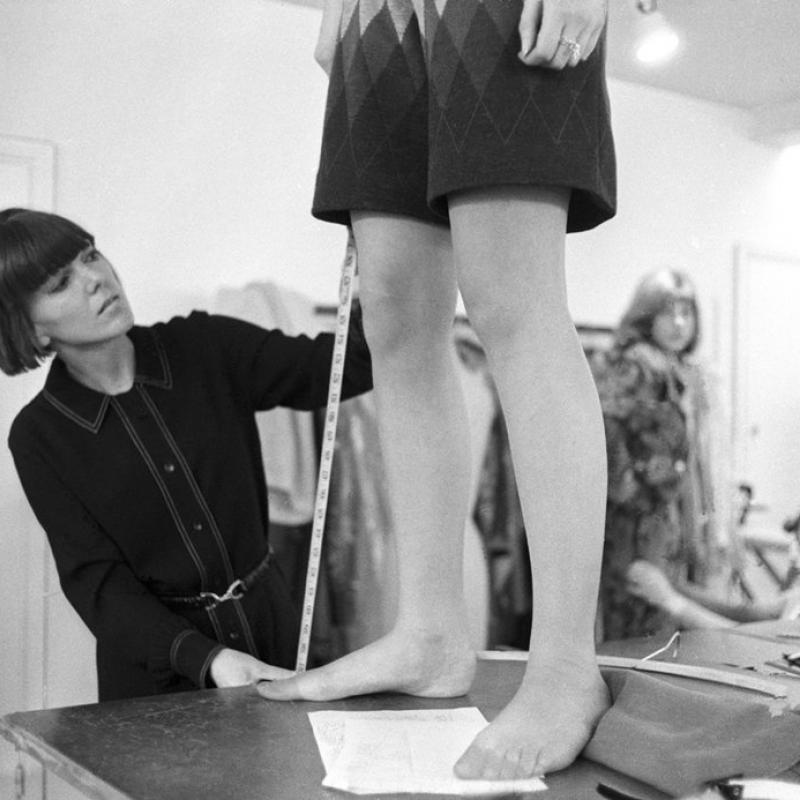 1965, Mary Quant nella sua sartoria a Chelsea mla lunghezza di una minigonna.