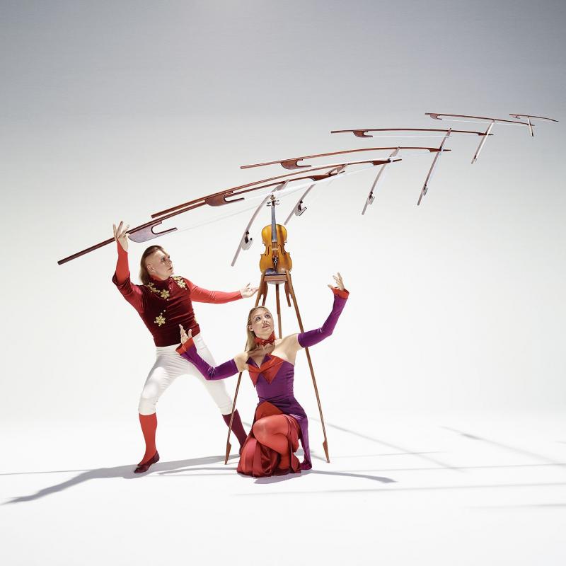 Duo Viola (Mariana Vozovik e Viktor Nebrat), Russia – Ucraina. Performance con equilibrismo d’archetti (foto Mika Ceron).