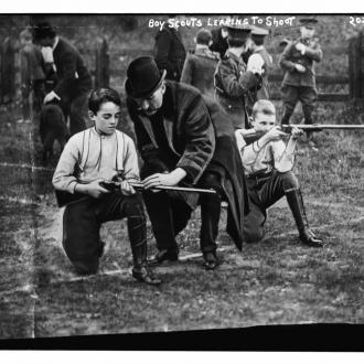 Primi del Novecento, esercitazioni di tiro per Boy Scout (fonte: loc.gov).