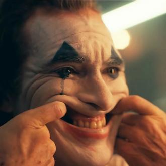 una lacrima amara solca il volto di Arthur Fleck (Joaquim Phoenix) appena prima di diventare il Joker.
