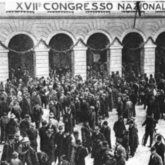15 gennaio 1921, inaugurazione del XVII Congresso del Partito Socialista Italiano, delegati davanti il Teatro Goldoni di Livorno (fonte: it.wikipedia.org).